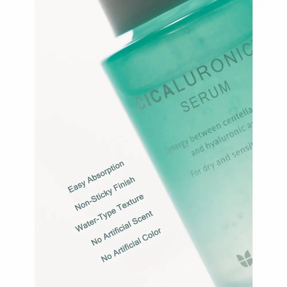 Close-up van een groene serumfles. Tekst: Cicaluronic Serum, Mizon. Eigenschappen: Easy Absorption, Non-Sticky Finish.