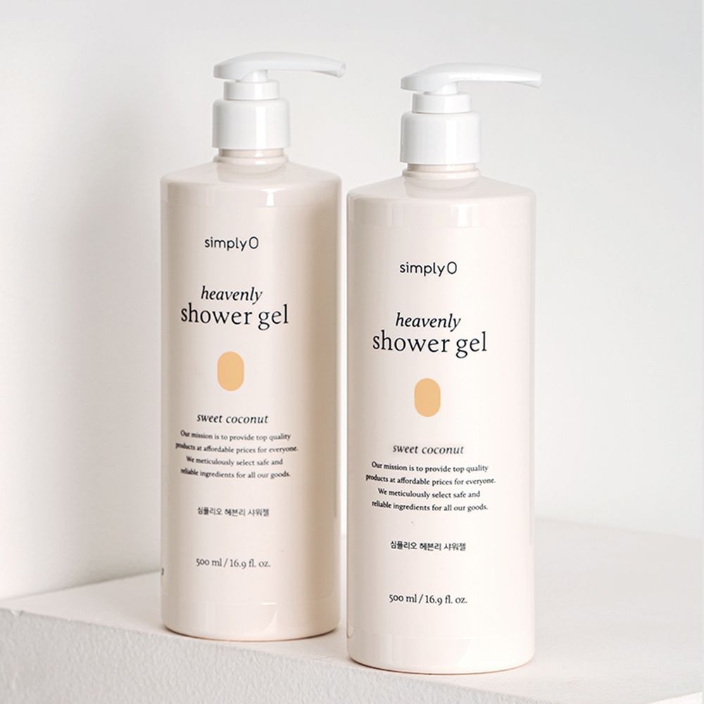 Deux flacons beiges avec pompe. Inscription: SIMPLYO Heavenly Shower Gel, sweet coconut. Graphique ovale jaune. 500 ml/16.9 fl. oz.