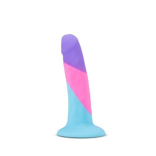 Meerkleurige dildo. Paars, roze en lichtblauw. Cilindrische vorm met afgeronde punt en brede basis. Op witte achtergrond.