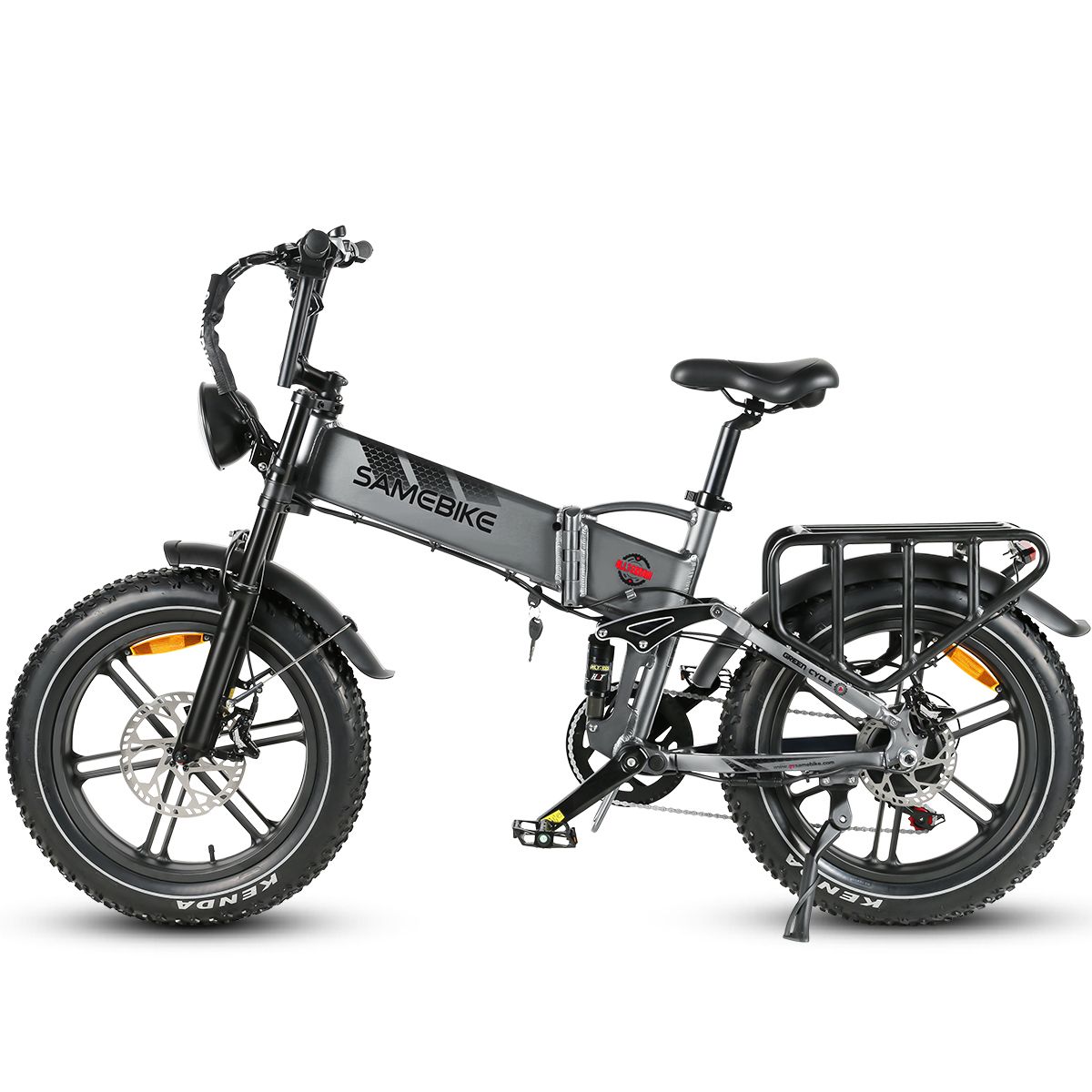 Vélo électrique de montagne SAMEBIKE RS-A02 gris. Pneus noirs, porte-bagages, selle et guidon. Batterie sur le cadre. Pneus Kenda.
