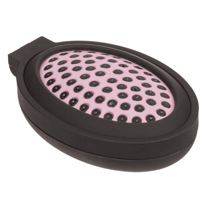 Miroir de poche ovale fermé avec brosse à cheveux. Cadre noir, surface de brosse rose avec picots noirs.