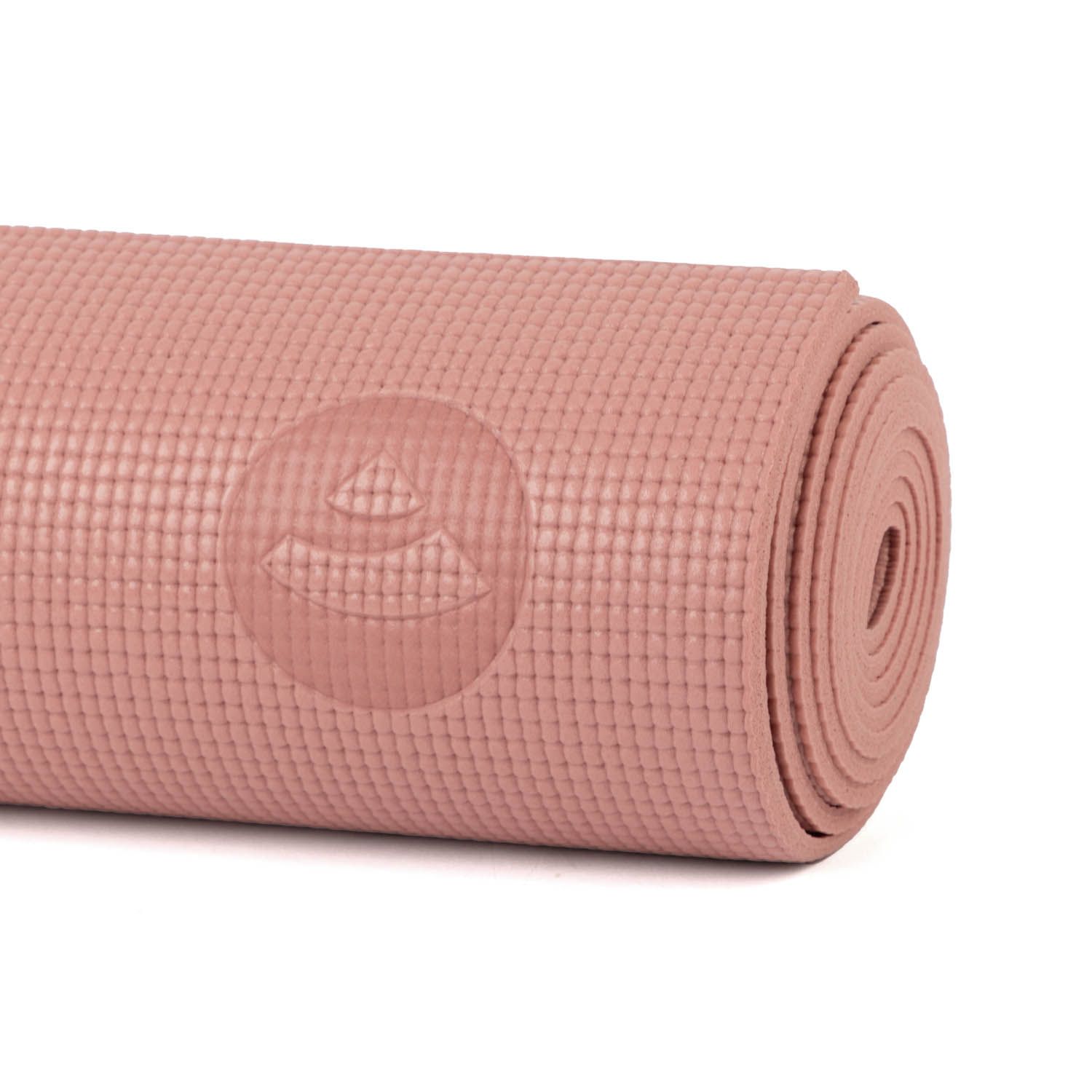 Opgerolde roze yogamat. Logo zichtbaar. Gestructureerd oppervlak.