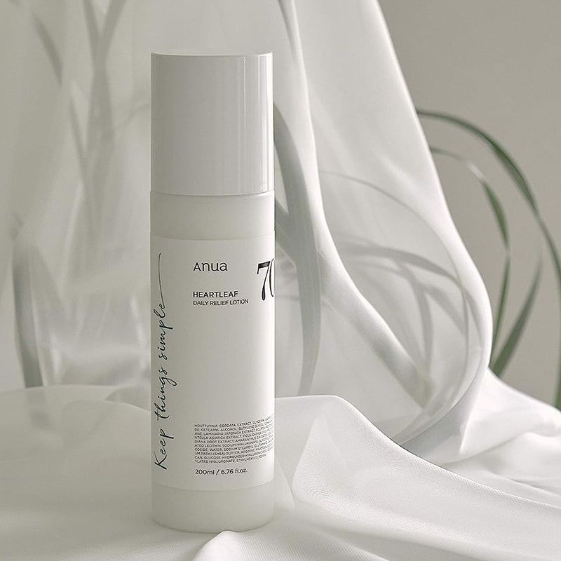 Witte lotionfles voor witte stof. Opschrift: Anua, Heartleaf Daily Releaf Lotion, 70%. Tekst: Keep things simple.