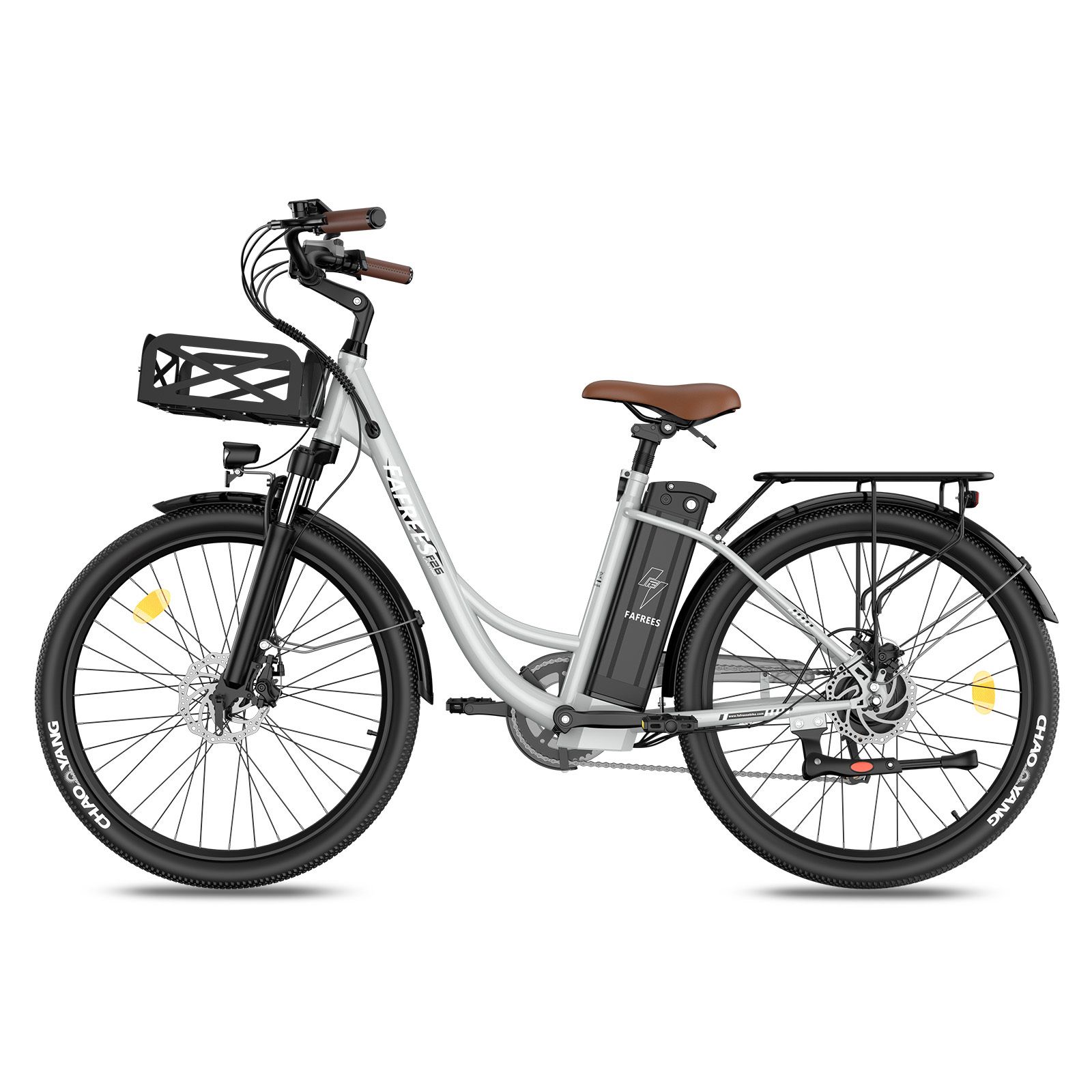 Vélo électrique, cadre argenté, selle et poignées marron, pneus noirs, panier avant, porte-bagages arrière.
