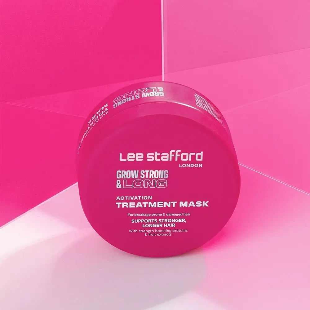 Een roze pot van Lee Stafford Grow Strong & Long Activation Mask staat op een roze ondergrond.