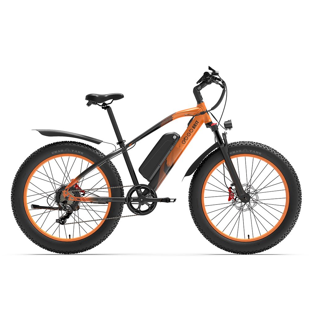 Elektrische mountainbike met oranje velgen en banden. Zwart frame, GOGOBEST-logo. Koplamp en spatborden.