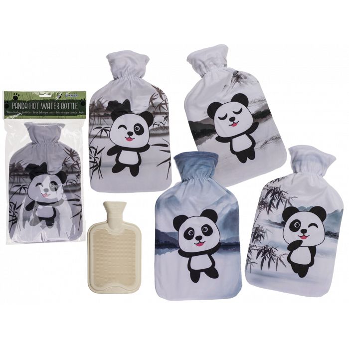 Warmwaterkruiken met panda-motief. Meerdere exemplaren met verschillende panda-ontwerpen. Een fles in verpakking. Beige warmwaterkruik zonder hoes.