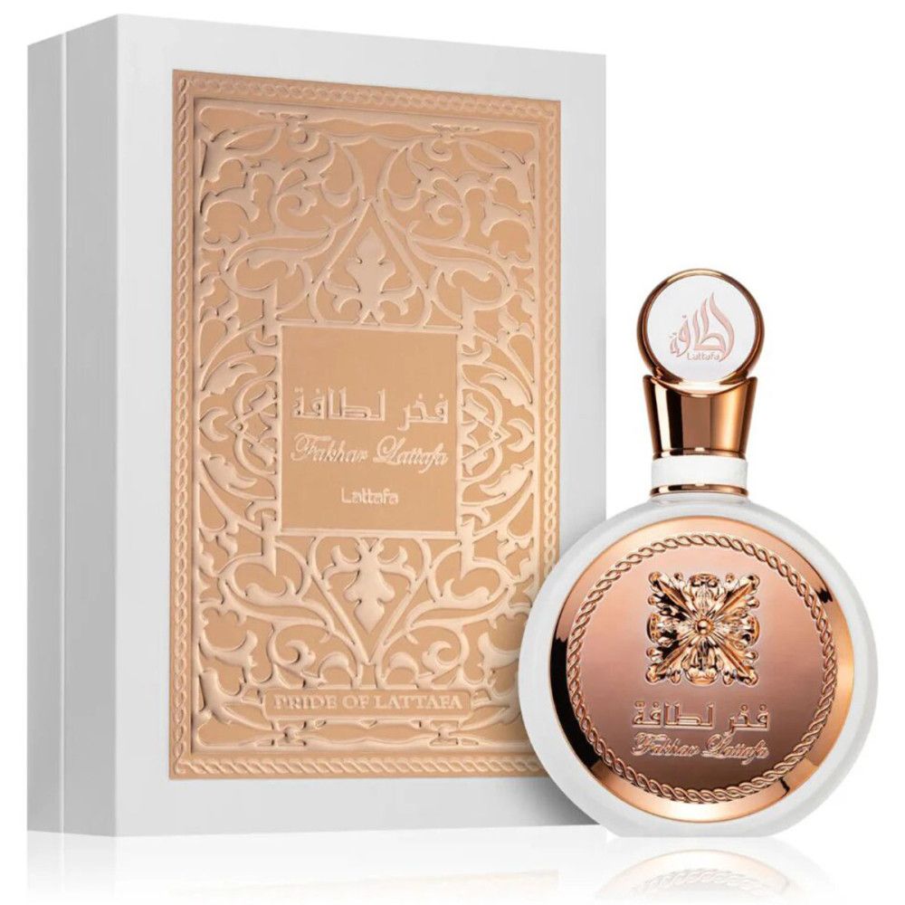 Flacon et emballage de parfum : flacon blanc aux détails or rose et boîte à motif en relief.