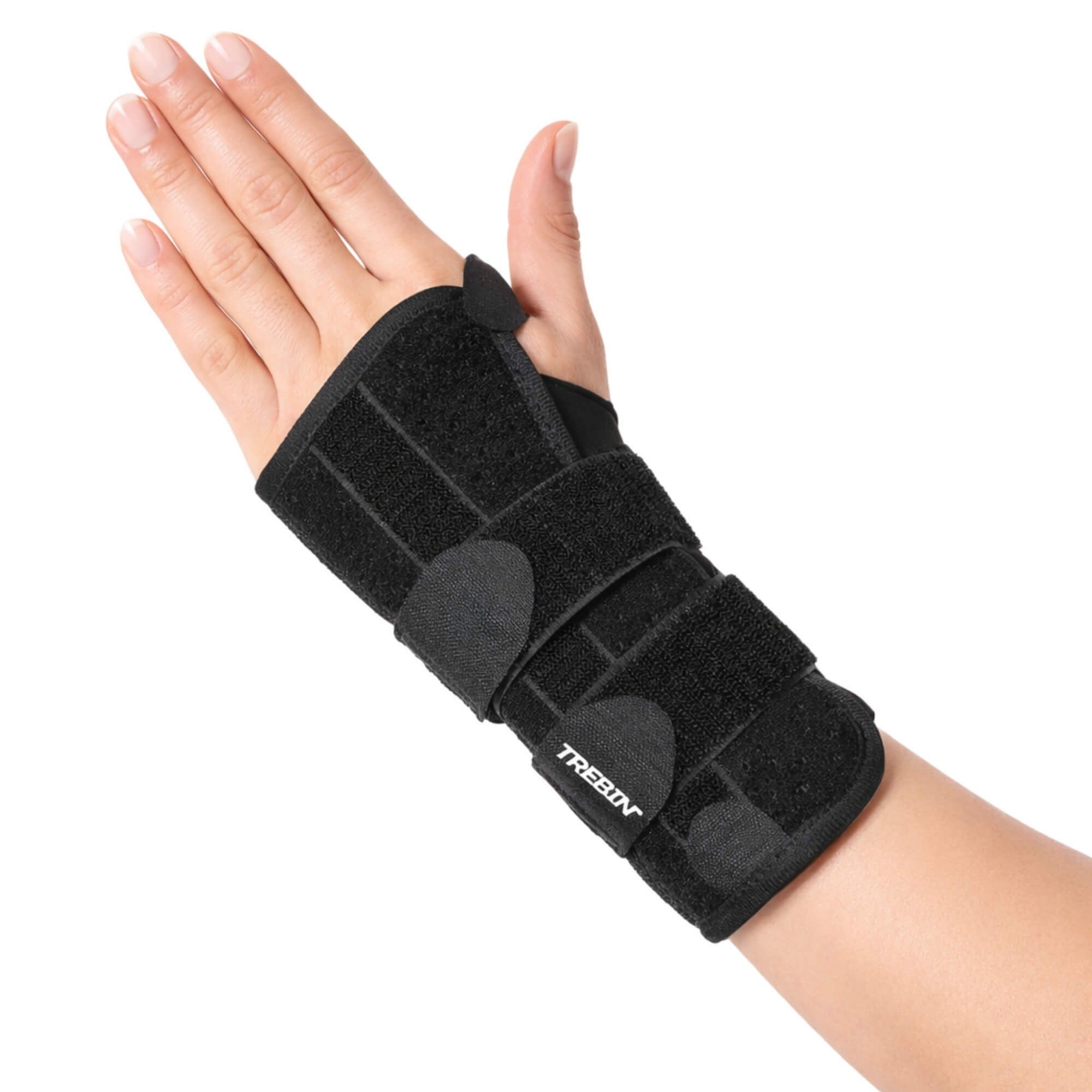 Zwarte polsbrace met klittenbandsluiting en logo.
