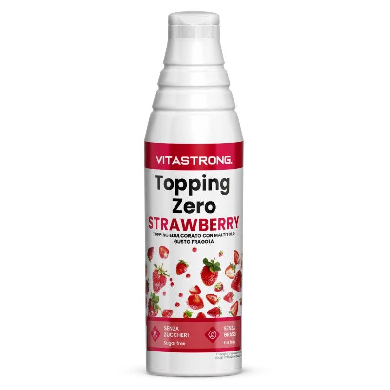 Witte fles met rood etiket. Tekst: Vitastrong, Topping Zero, Aardbei. Afbeelding van aardbeien.