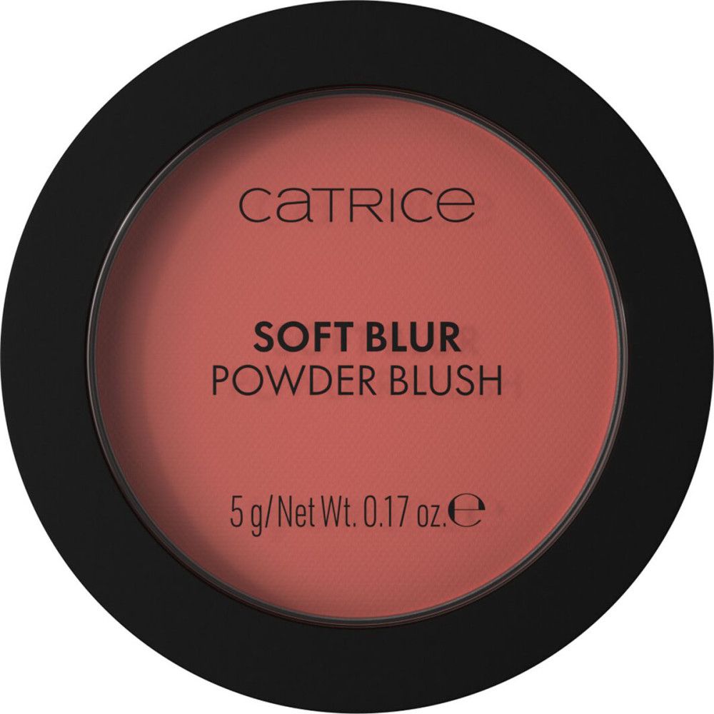 Ronde zwarte make-up container met roze blush. Opschrift: Catrice Soft Blur Powder Blush. Inhoud: 5g/Net Wt. 0.17 oz.