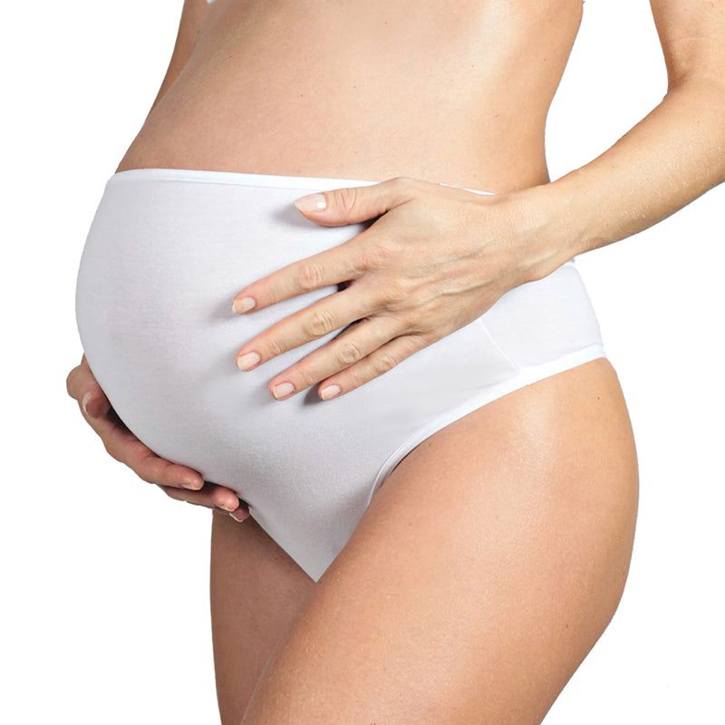 Witte zwangerschapsonderbroek van modal. De onderbroek bedekt de buik van een zwangere vrouw. De vrouw raakt haar buik aan.