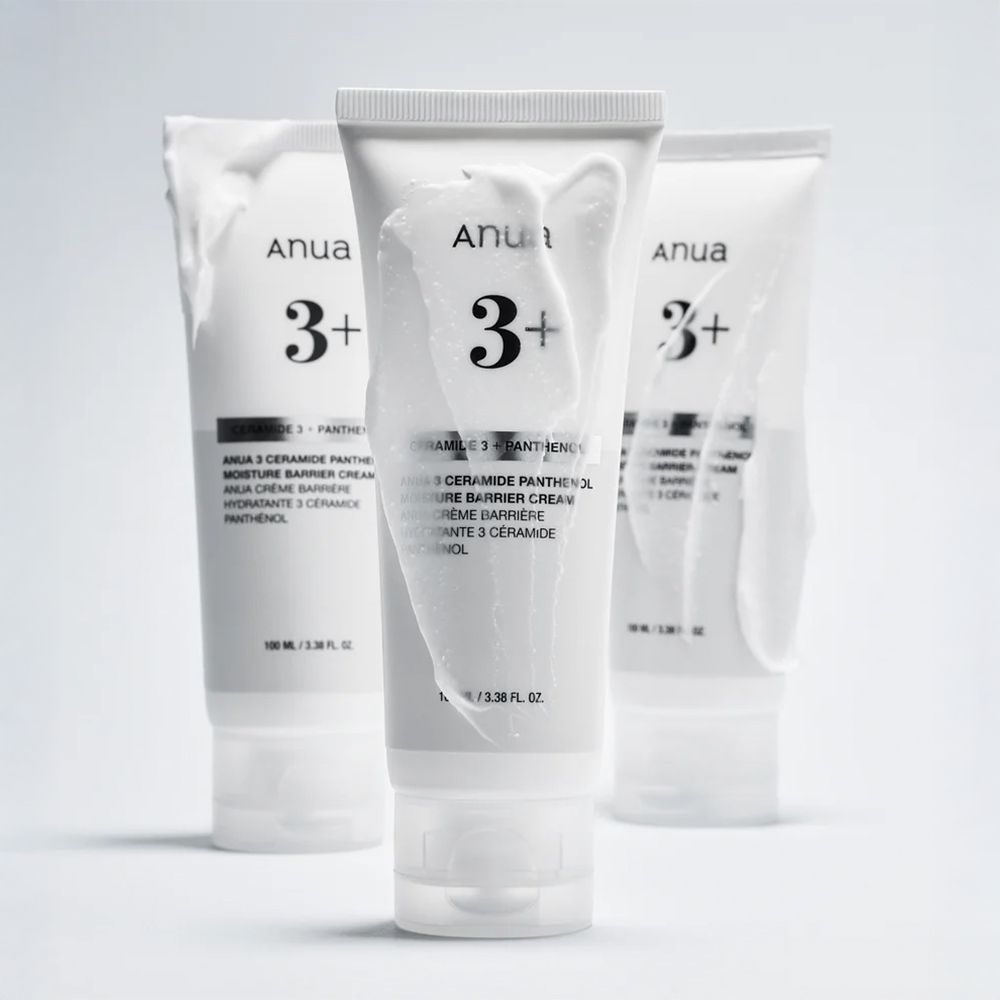 Drie tubes Anua 3+ Ceramide Panthenol vochtinbrengende crème. Eén tube vooraan, twee achteraan.