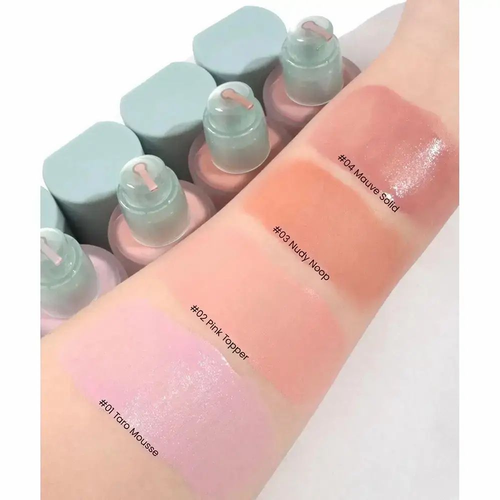 Arm met vier kleurmonsters mousse-rouge. Labels: #01 Taro Mousse, #02 Pink Topper, #03 Nudy Noop, #04 Mauve Solid.