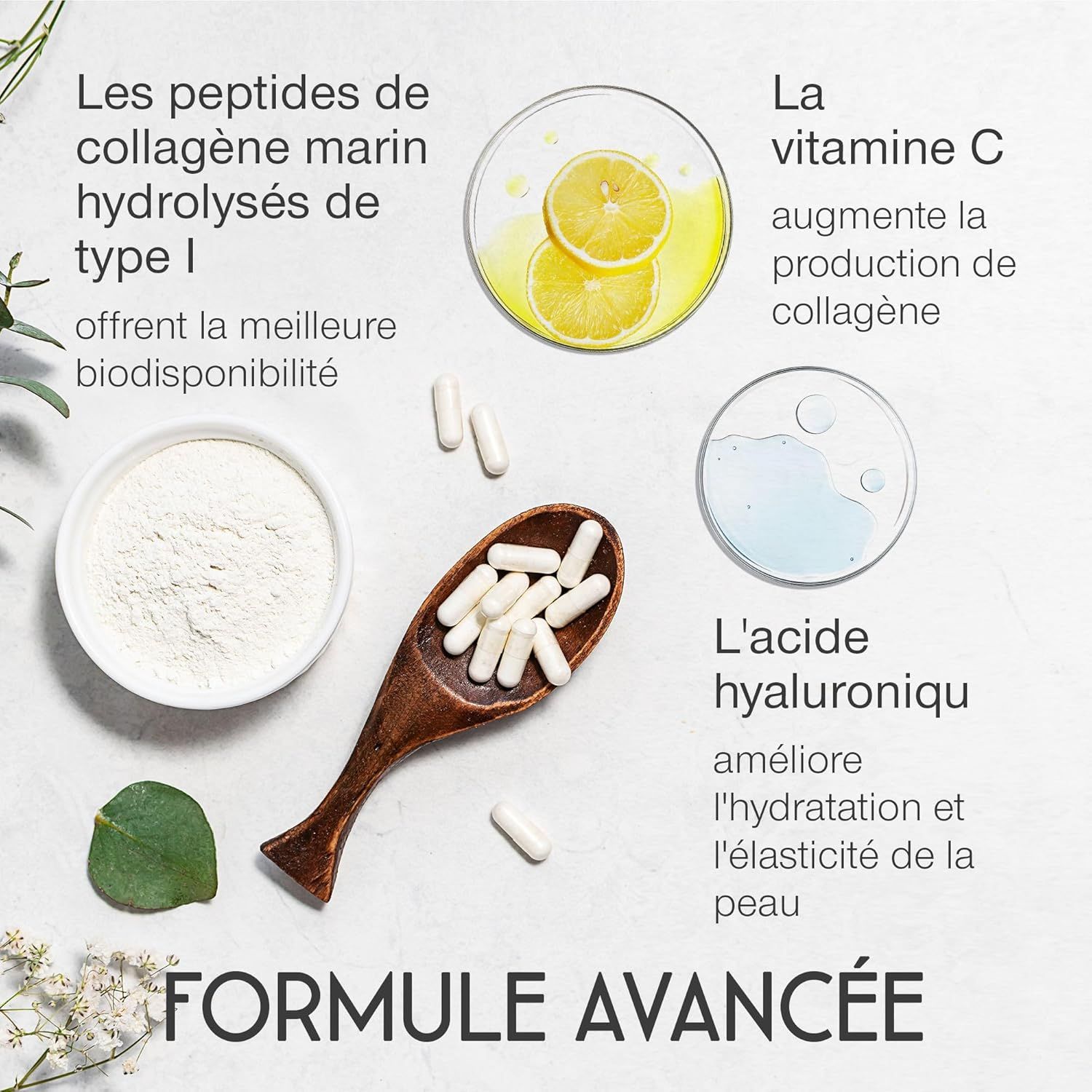 Gélules sur une cuillère en bois, à côté d'un bol de poudre et de tranches de citron.