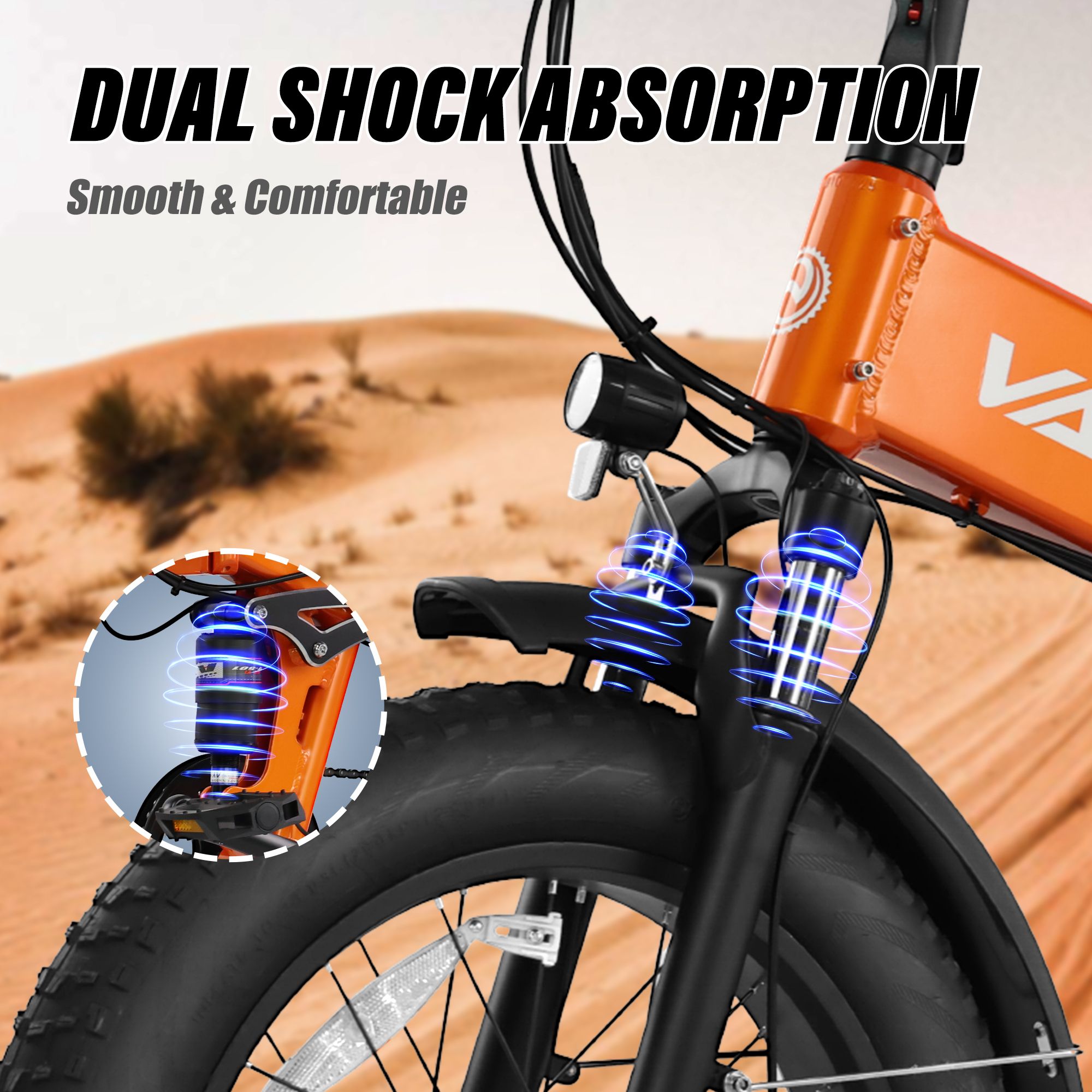 Oranje elektrische fiets VARUN S20-2 met dubbele schokdemping. Zwarte banden, koplamp. Achtergrond: woestijnlandschap.