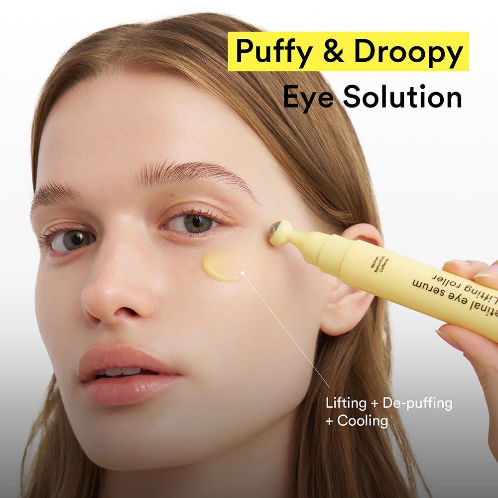 Vrouw met ABIB Retinal Eye Serum Lifting Roller bij het oog. Geel serum met verkoelende roller.