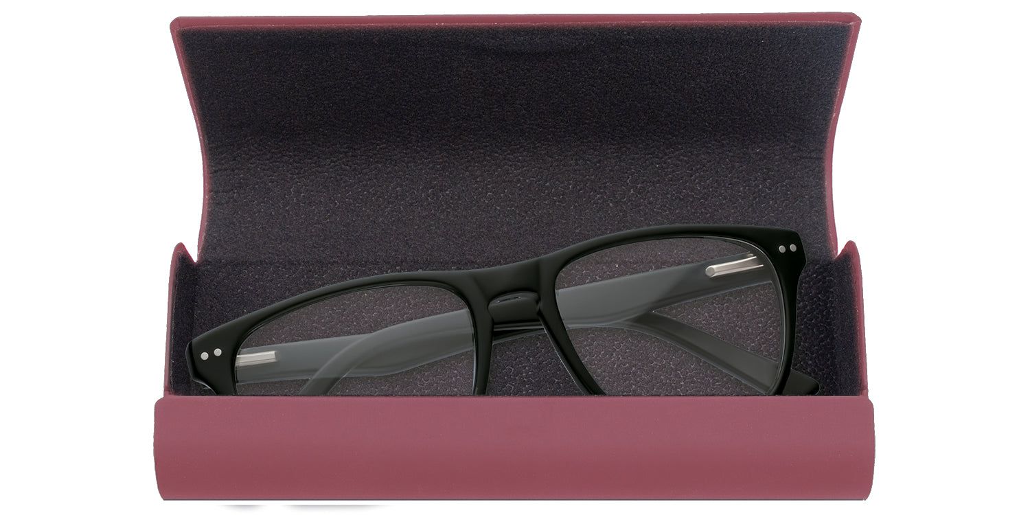Étui rigide rose ouvert. Lunettes à monture noire à l'intérieur.