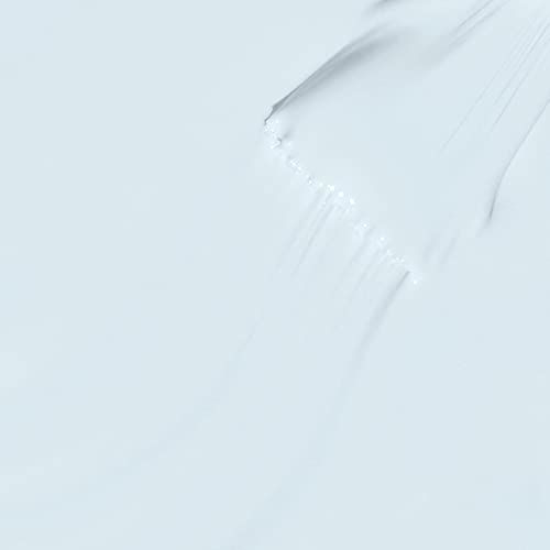 Gros plan sur du vernis à ongles bleu clair. Traces de pinceau visibles. Surface lisse et brillante.