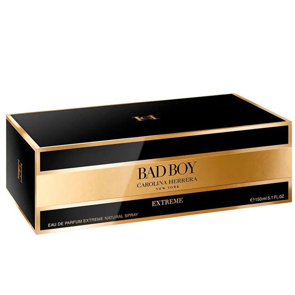Zwarte rechthoekige verpakking met gouden accenten. Opschrift: Bad Boy Extreme, Eau de Parfum Natural Spray. Merk: Carolina Herrera.