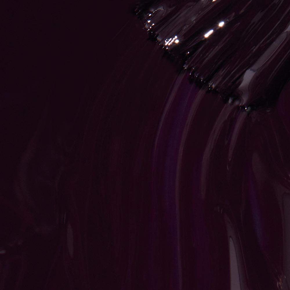 Vernis à ongles violet foncé appliqué au pinceau. Gros plan, surface brillante.