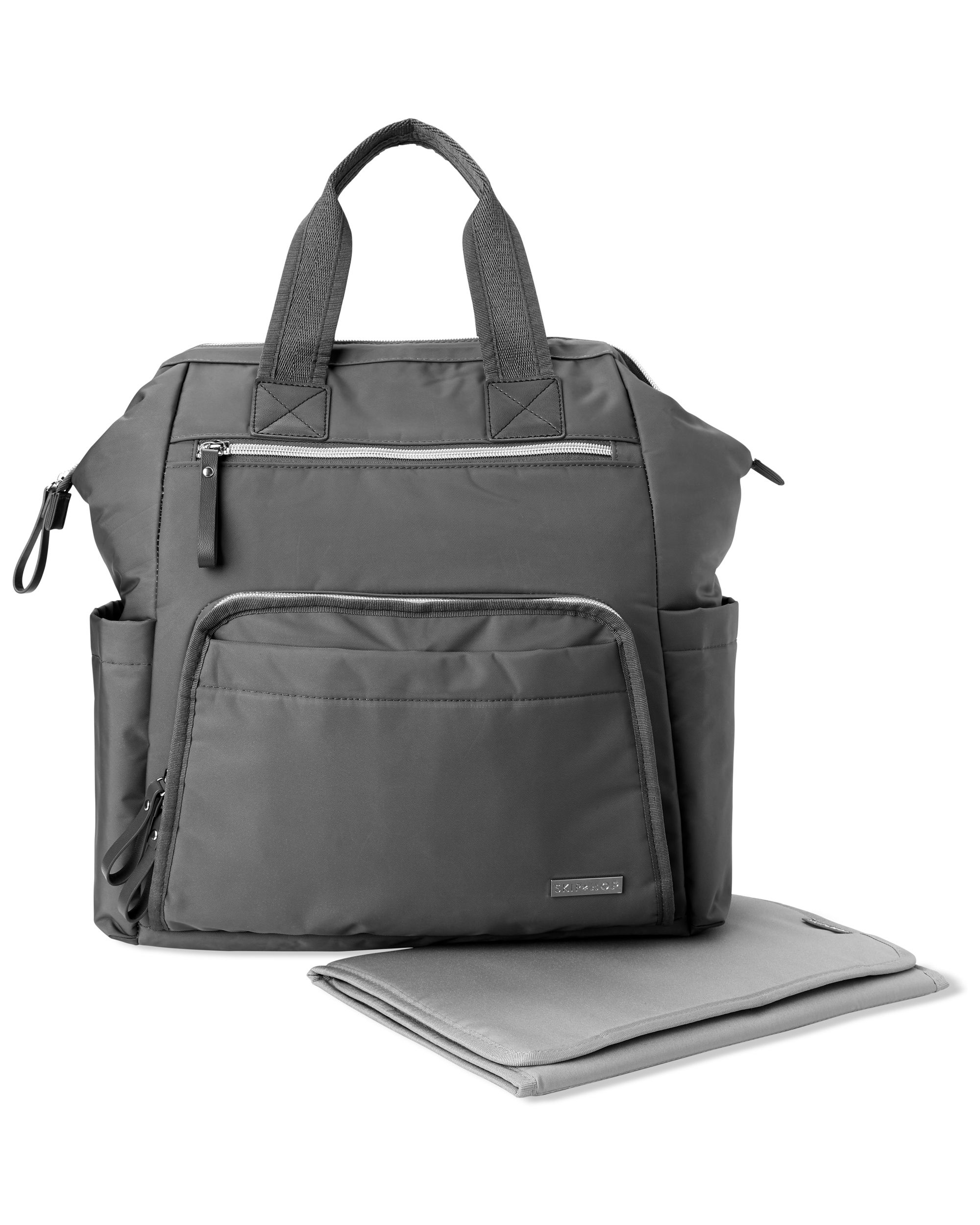 Grijze luiertas met aankleedkussen. Twee handvatten, ritsen en voorvak.