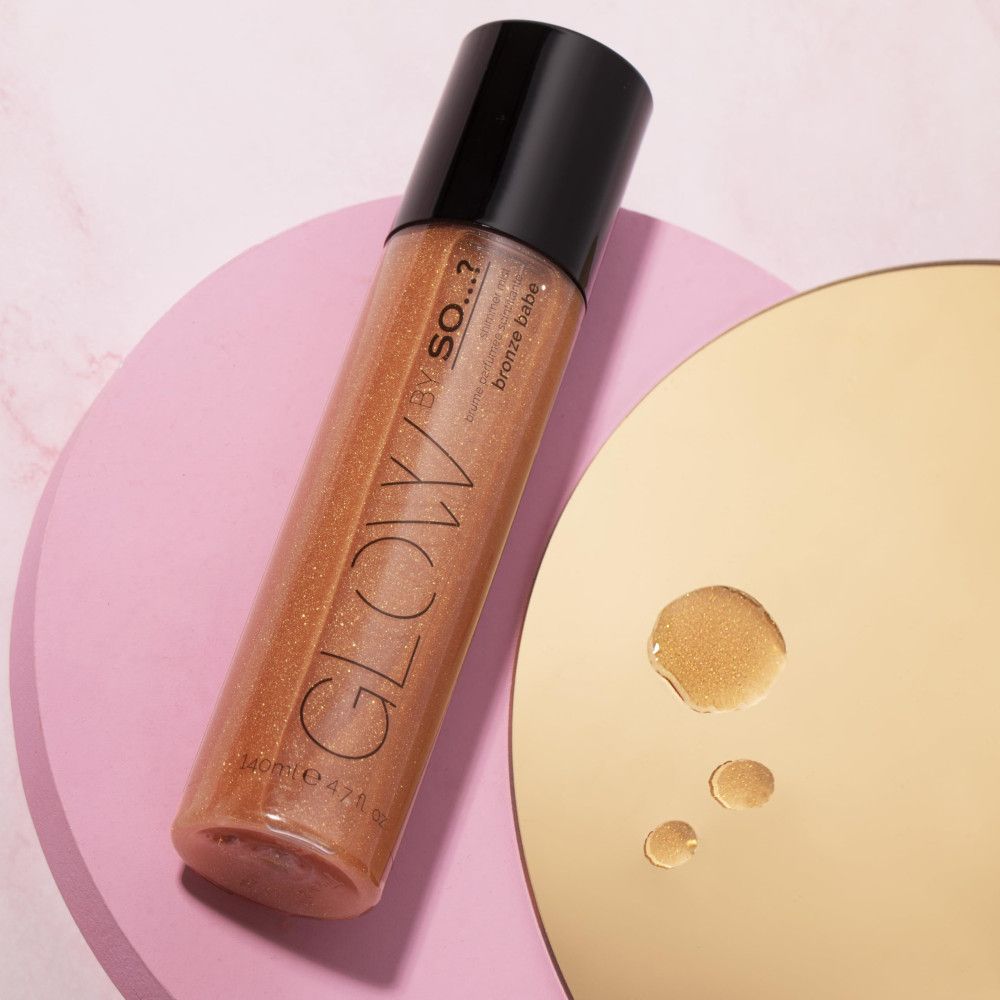 Flacon spray bronze, bouchon noir, sur fond rose et doré. Inscription GLOW BY SO...?