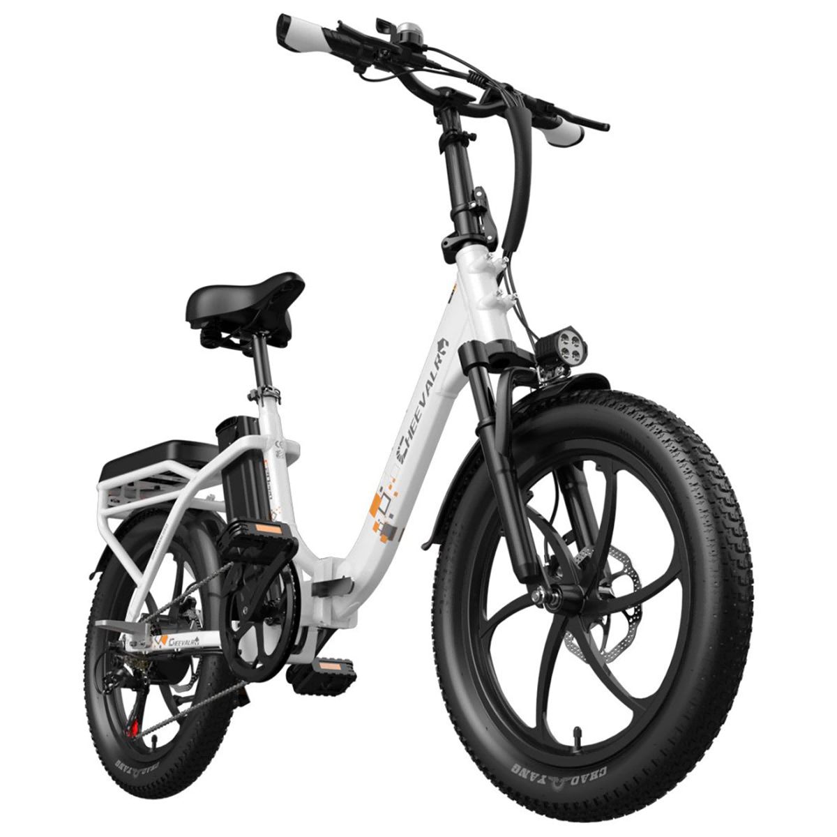 Witte elektrische fiets met zwarte banden en details. Bagagerek, koplamp en zadel. Merk Cheevalry.