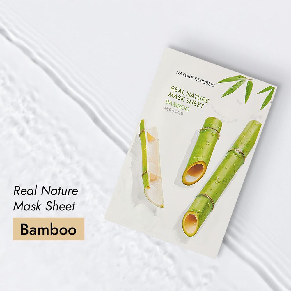 Emballage de masque facial sur l'eau. Texte: REAL NATURE MASK SHEET, BAMBOO. Illustrations de bambou.