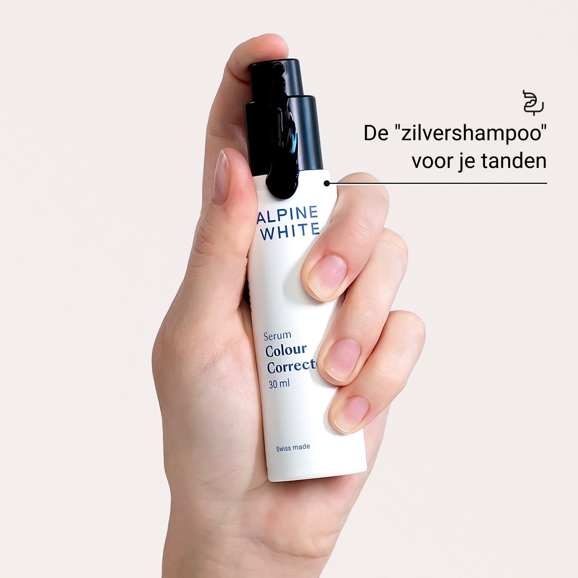 Hand houdt serumflesje vast. Tekst: ALPINE WHITE, Serum Colour Corrector, 30 ml. Zwarte dop.