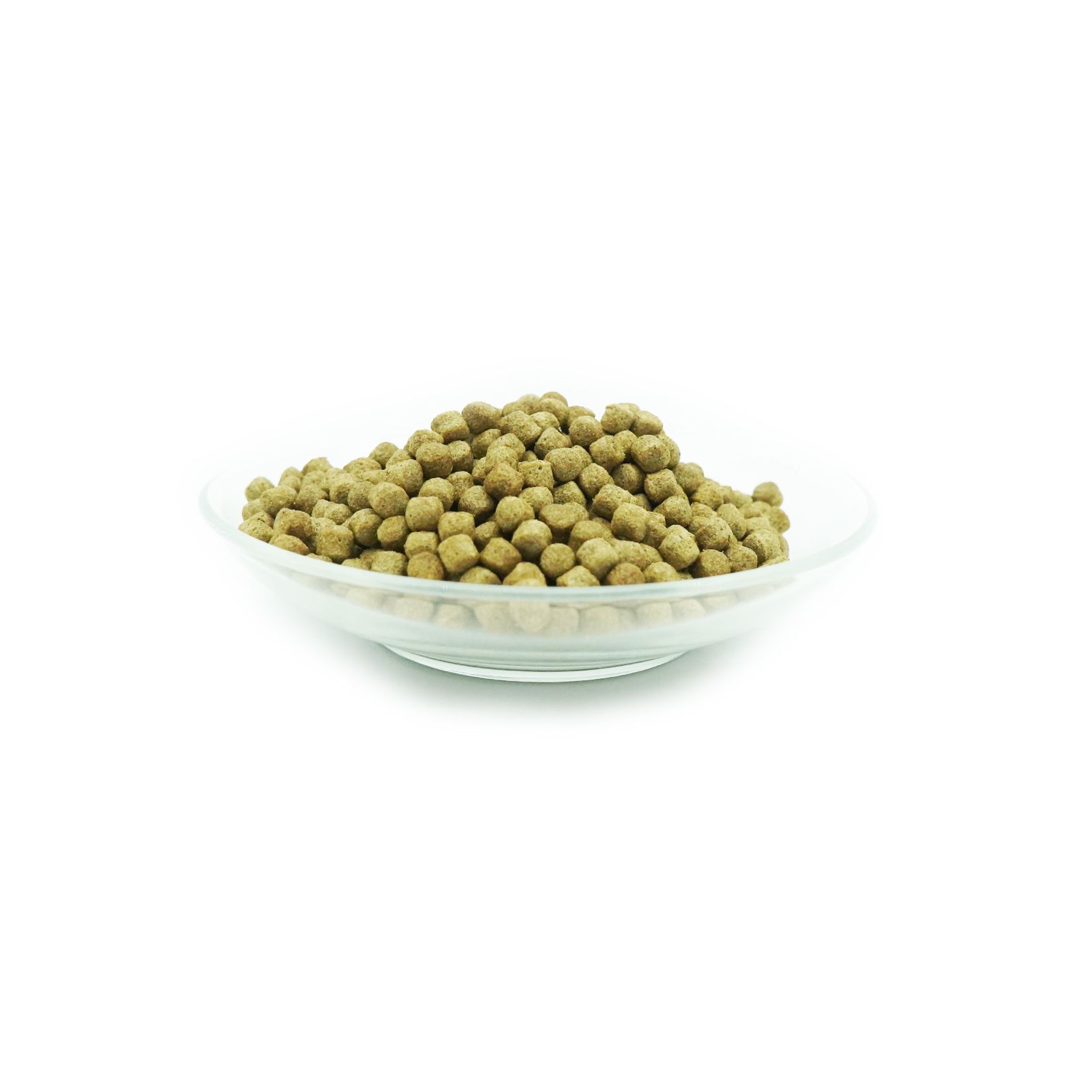 Hoop 6mm koivoer in een glazen kom. Ronde, bruine pellets.