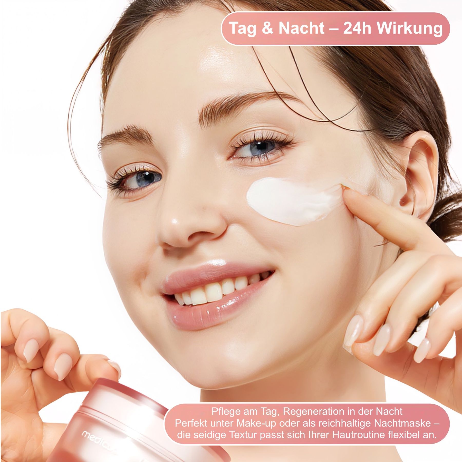 Une femme applique la crème Medicube Triple Collagen sur son visage.