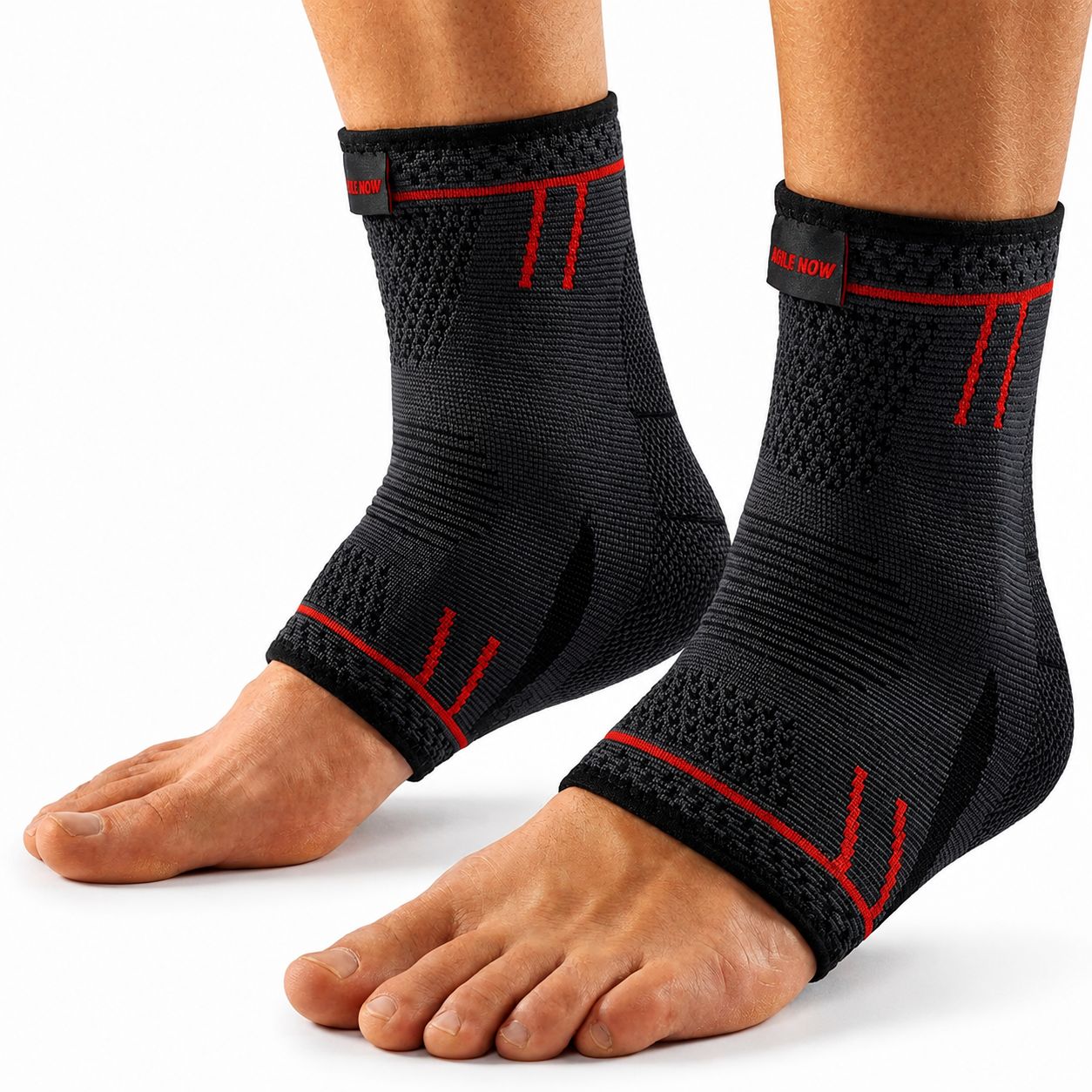 Twee voeten met zwarte AGILE NOW enkelbraces. Zwarte braces met rode details.