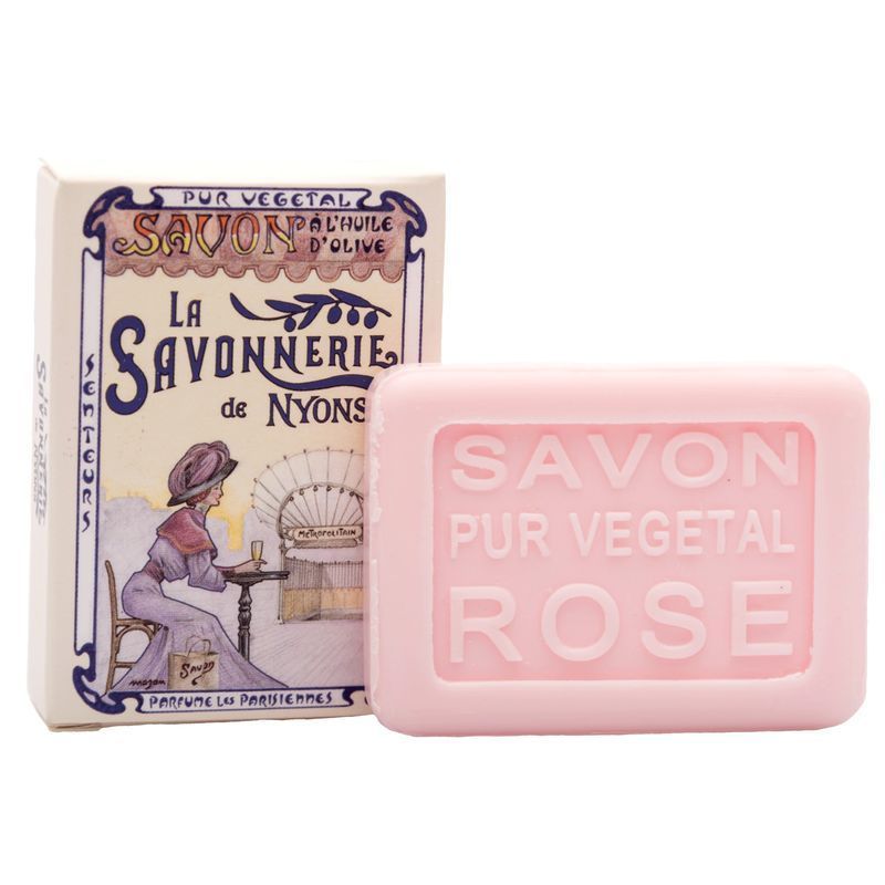 Roze zeep naast de verpakking. Opschrift: Savon pur végétal Rose. Verpakking: La Savonnerie de Nyons.