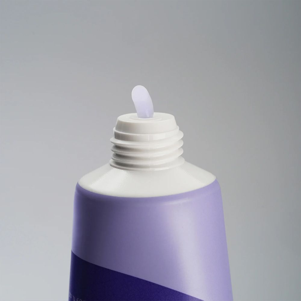 Close-up van de opening van een ISNTREE Onion Newpair Gel Cream tube met product.
