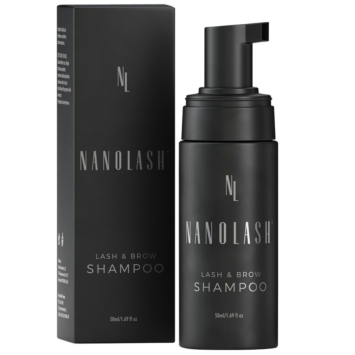 Rouge à lèvres rouge Pupa, debout, avec un étui argenté.