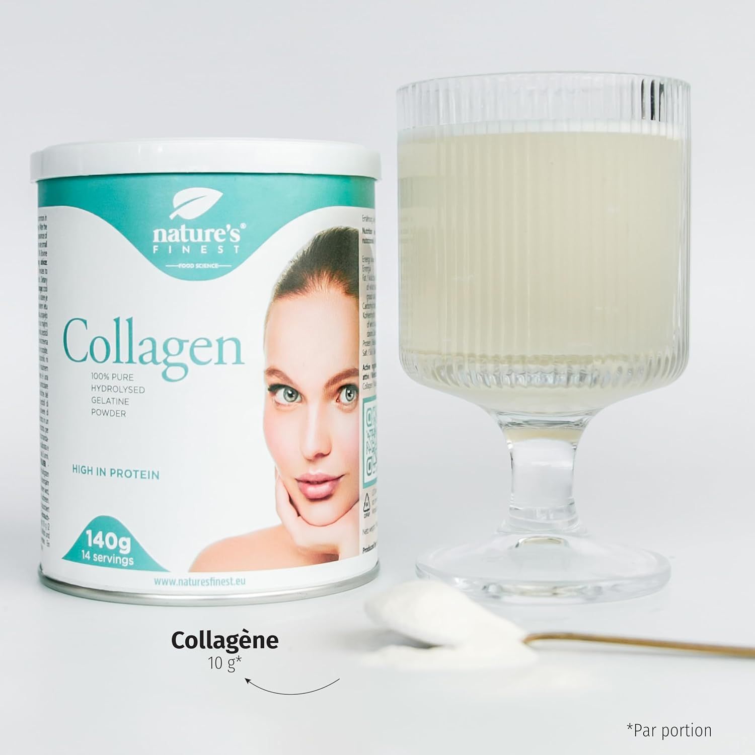Boîte de poudre de collagène et verre avec liquide. Inscription : Collagène, poudre de gélatine hydrolysée 100%, 140g. Texte : 10g Collagène.