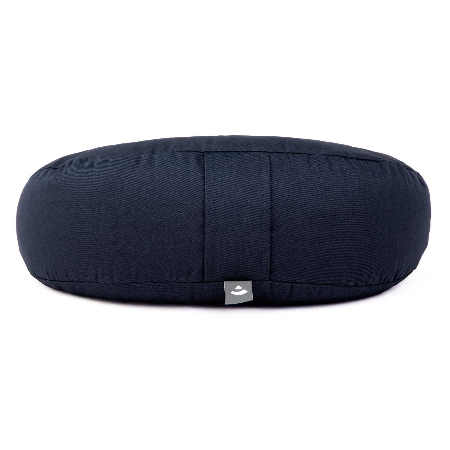 Donkerblauw maanvormig meditatiekussen met een klein logo-label.