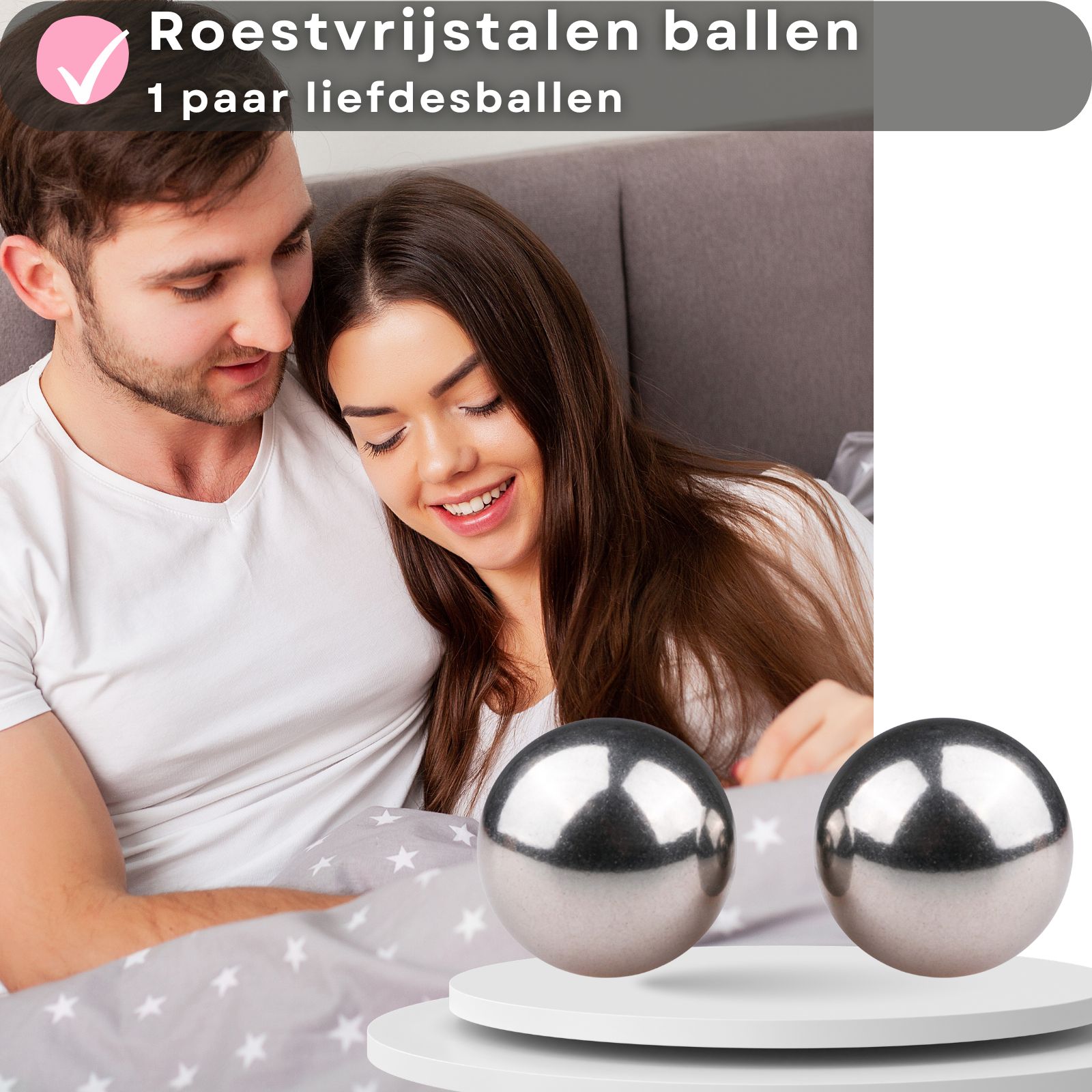 Twee metalen ballen. Tekst: 65g, 20mm. Op voetstuk. Achtergrond: betonnen muur.