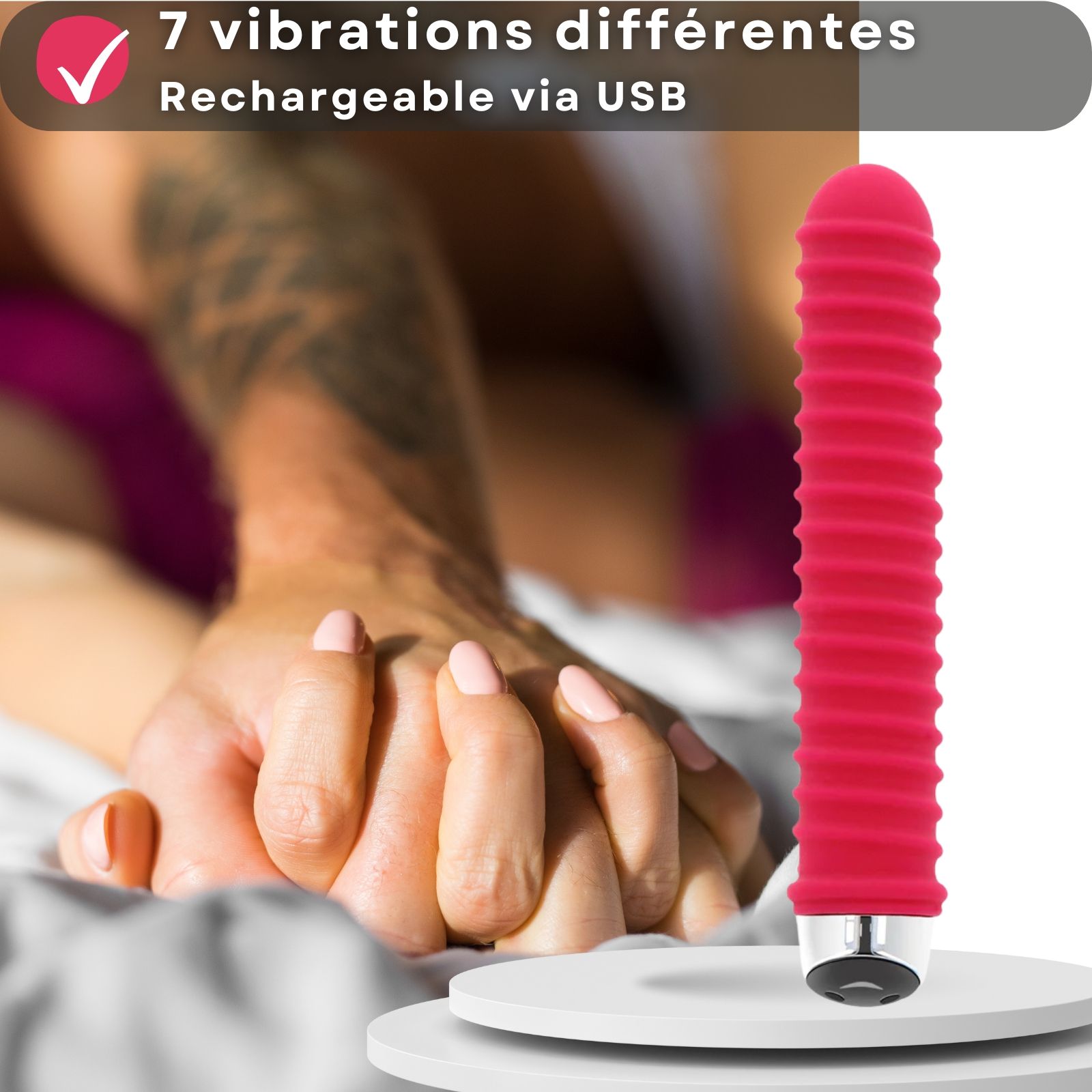 Vibrateur rouge rainuré. Texte: 7 vibrations différentes, rechargeable via USB.