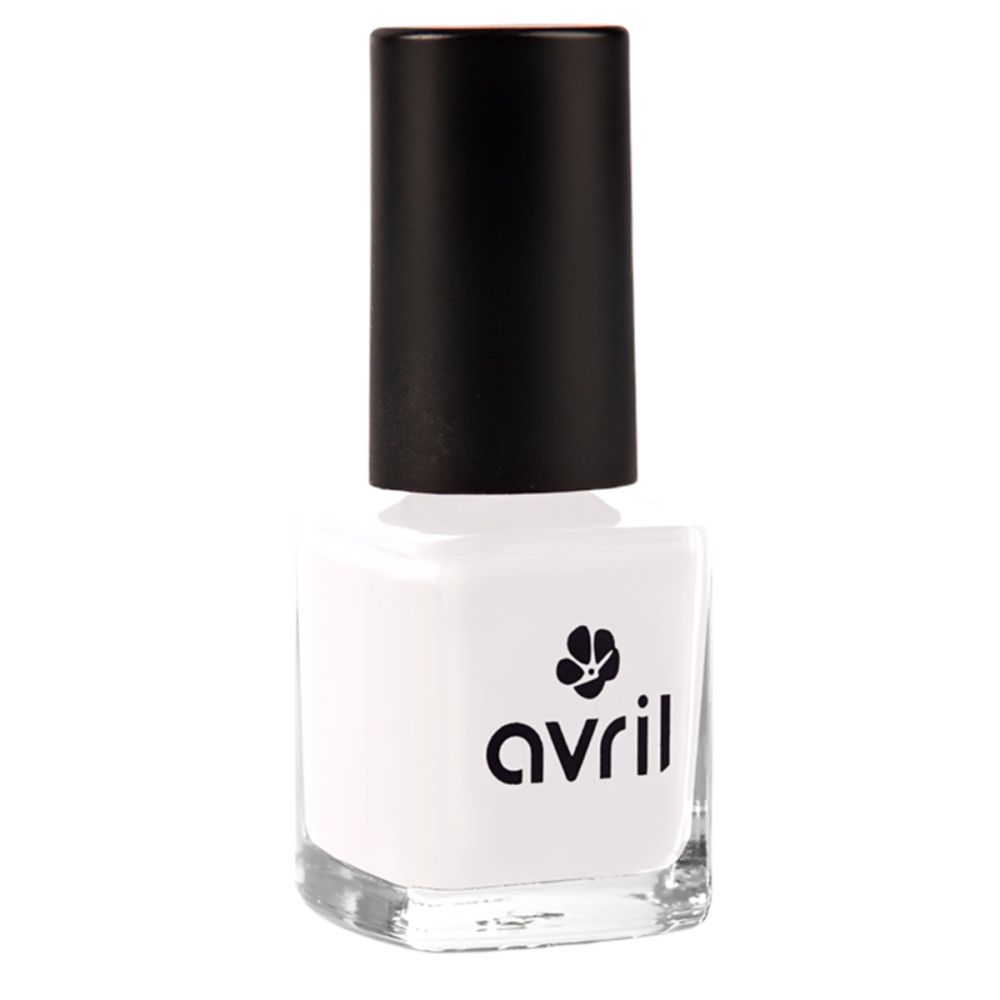 Witte nagellak in een vierkant glazen flesje met zwarte dop. Het woord "avril" is zichtbaar.