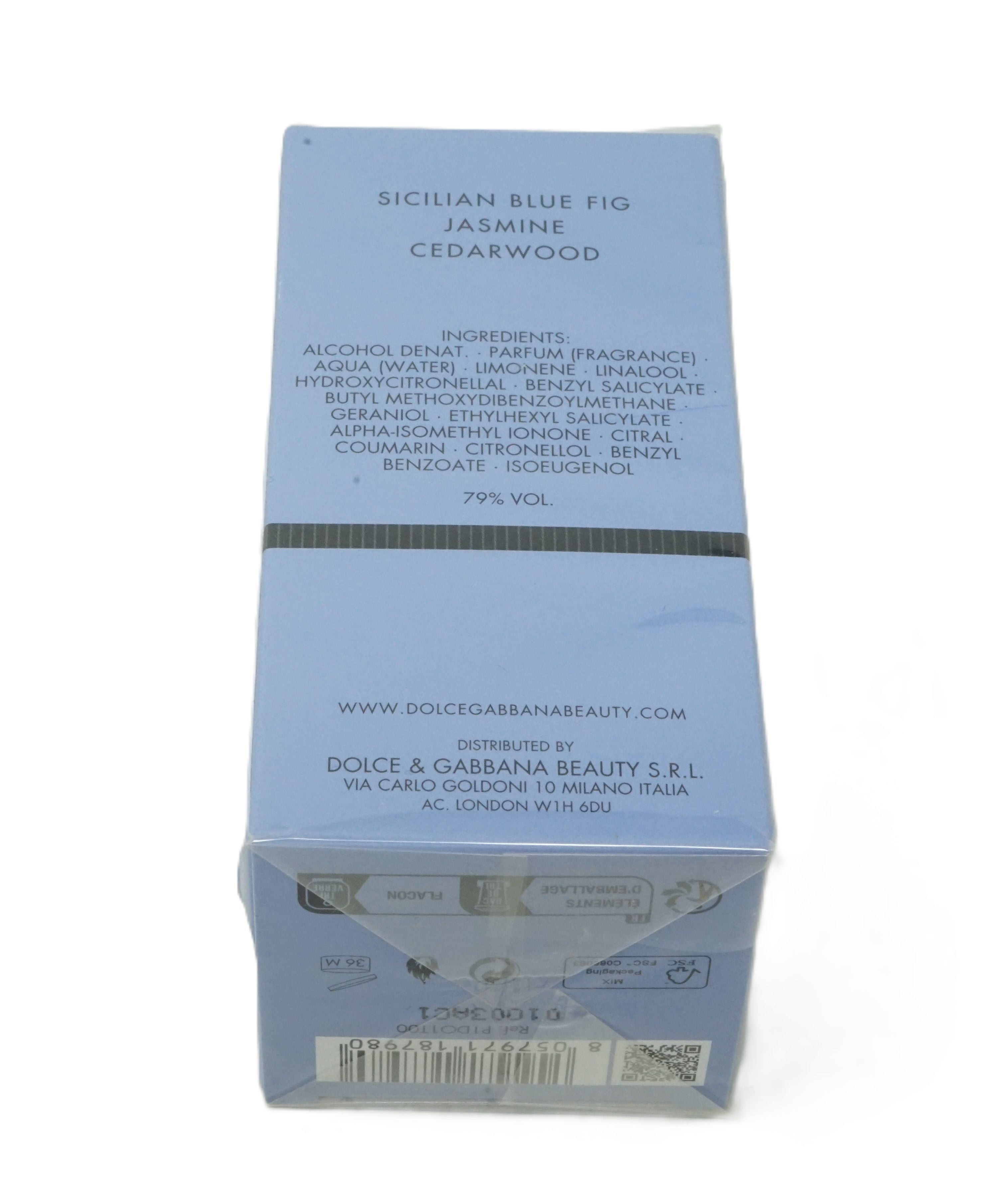 Lichtblauwe parfumverpakking met ingrediënten en barcode. Opschrift: Sicilian Blue Fig, Jasmine, Cedarwood.