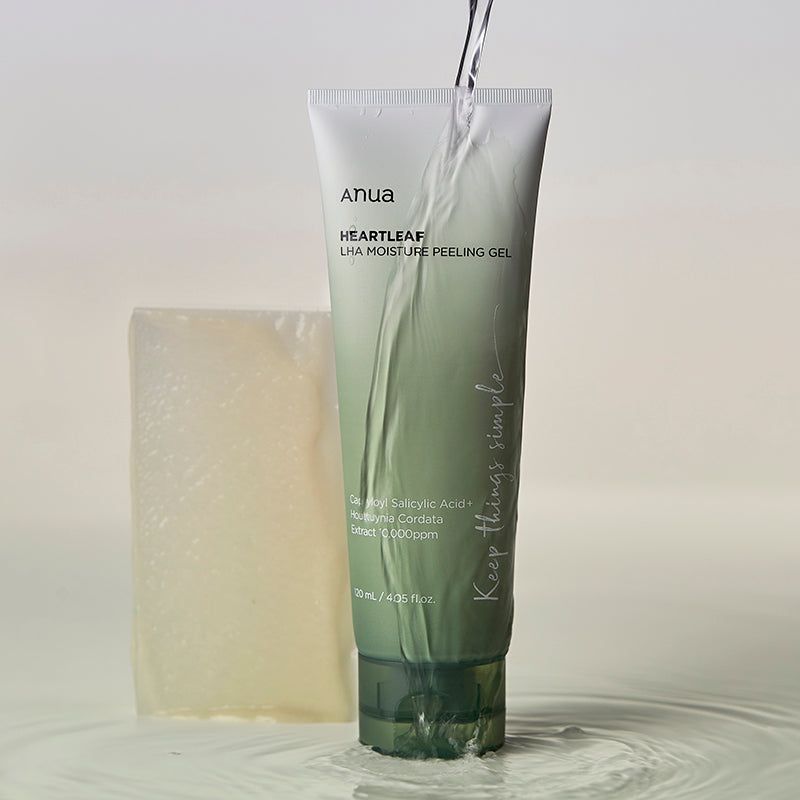 Groene tube met water en ijsblokje. Opschrift: ANUA, HEARTLEAF LHA MOISTURE PEELING GEL. Tekst: Keep things simple.