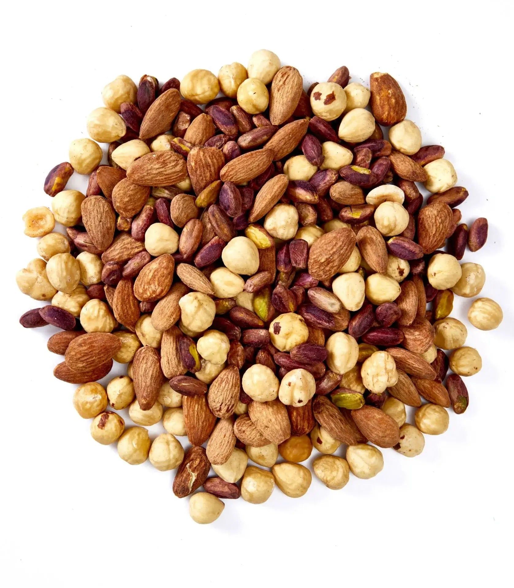 Mix van pistachenoten, amandelen, hazelnoten en cashewnoten, los op witte achtergrond.