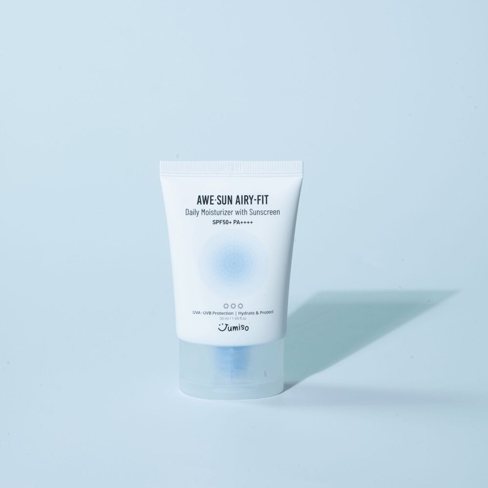 Witte tube met blauwe dop. Opschrift: AWE-SUN AIRY-FIT Daily Moisturizer with Sunscreen SPF50+ PA++++. Op blauwe achtergrond.