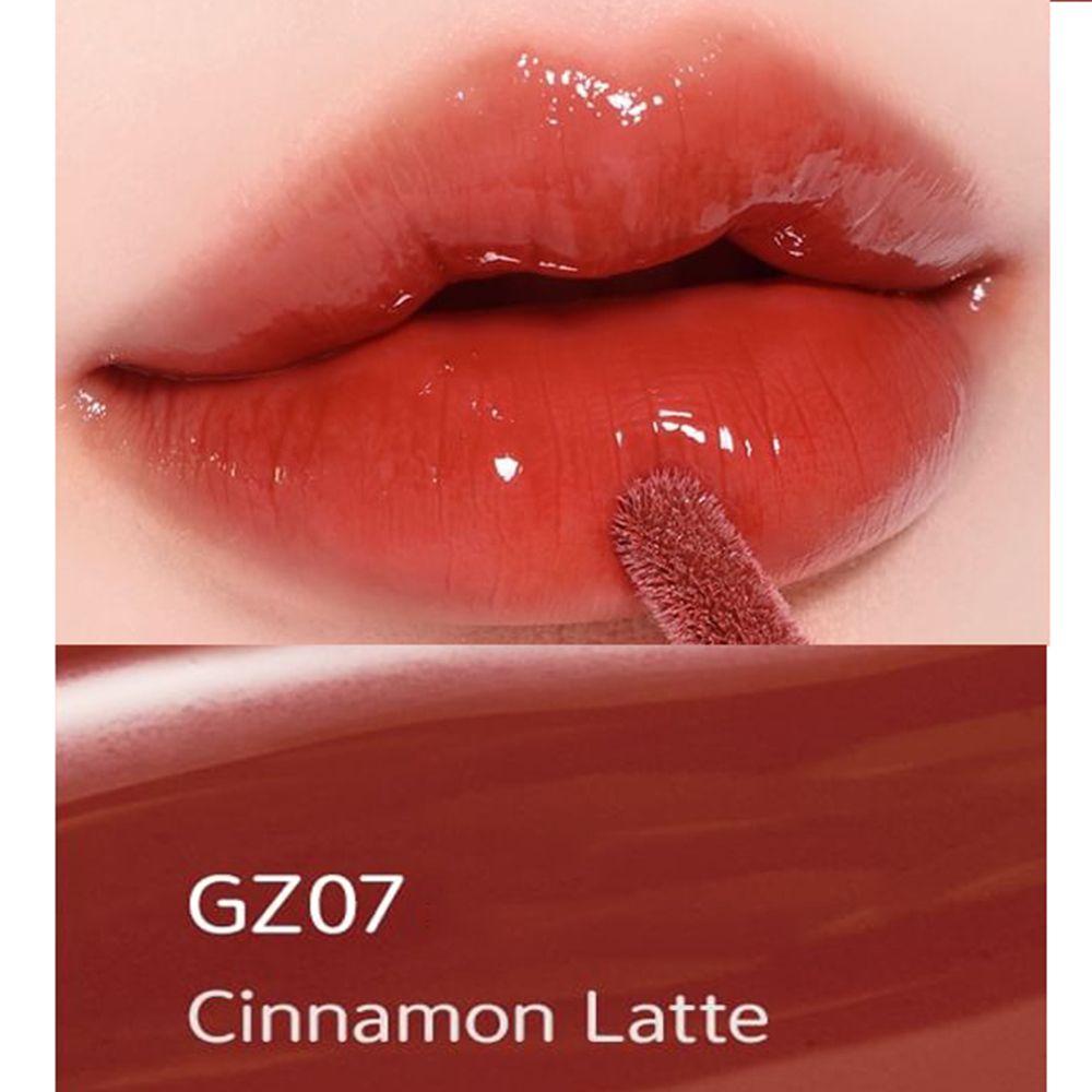 Close-up van lippen met glanzende lipgloss. Tint GZ07 Cinnamon Latte.
