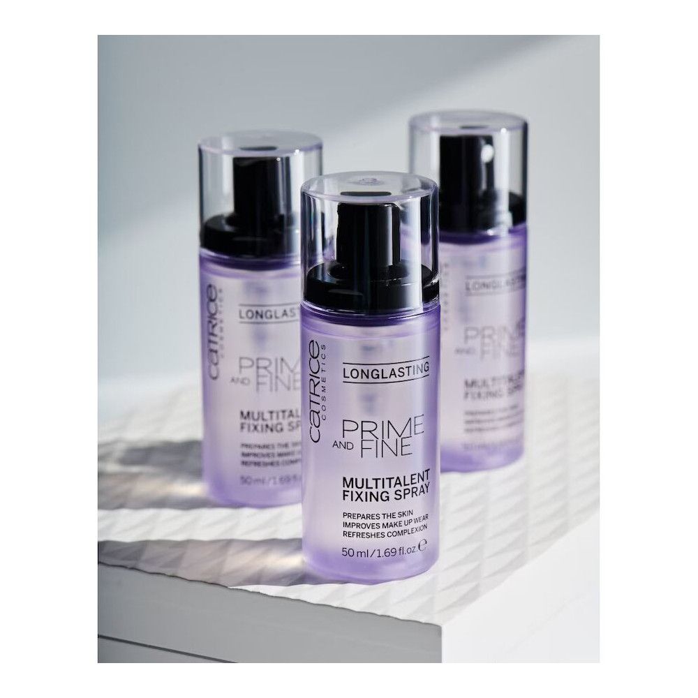 Drie sprays met transparante doppen. Opschrift: Catrice Prime and Fine Multitalent Fixing Spray. 50ml.