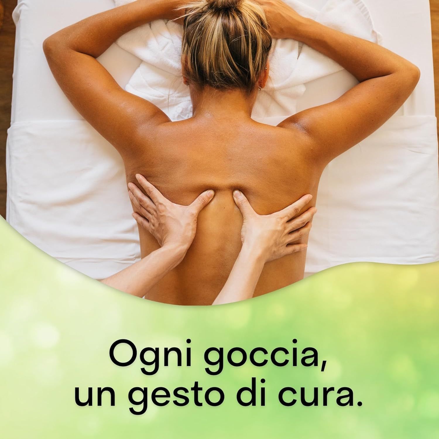 Dos d'une personne allongée sur une table de massage. Mains massant le dos. Texte : Ogni goccia, un gesto di cura.