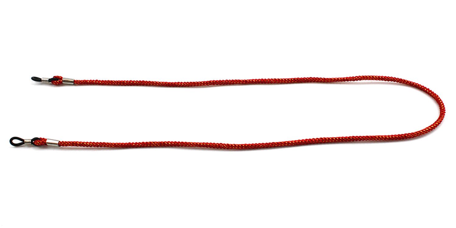 Cordon de lunettes rouge, disposé droit. Corde tressée avec extrémités métalliques et boucles. Fond blanc.