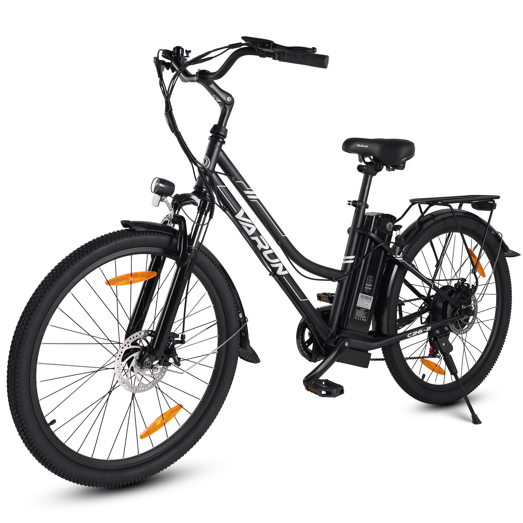 Zwarte e-bike VARUN C26-2. Vooraanzicht. Koplamp, spatborden, bagagerek. Zwarte banden.